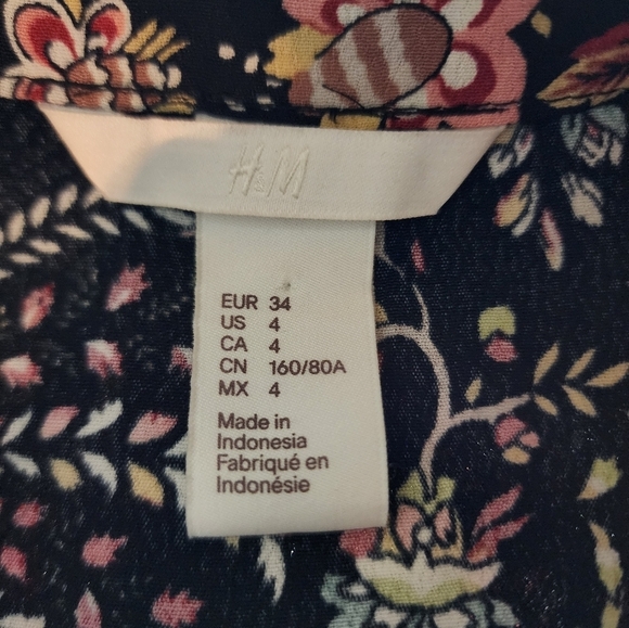 H&M Black Floral Ruffle Sleeve Blouse Size 4 - Picture 8 of 10